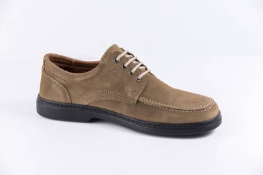 Beyaz arka plan üzerinde erkek kahverengi deri ayakkabı