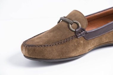 Beyaz arka plan üzerinde erkek kahverengi deri ayakkabı