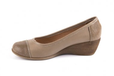 Beyaz arka plan üzerinde kadın kahverengi deri ayakkabı