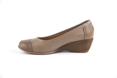 Beyaz arka plan üzerinde kadın kahverengi deri ayakkabı