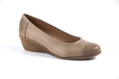 Beyaz arka plan üzerinde kadın kahverengi deri ayakkabı