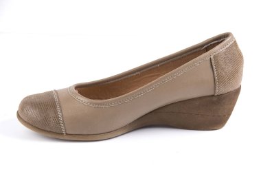 Beyaz arka plan üzerinde kadın kahverengi deri ayakkabı