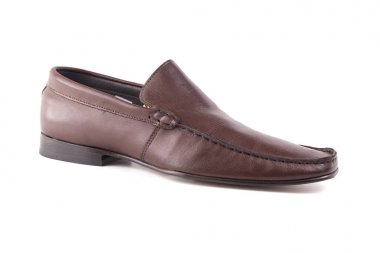 Beyaz arka plan üzerinde erkek kahverengi deri ayakkabı