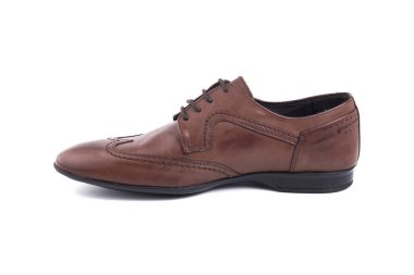 Beyaz arka plan üzerinde erkek kahverengi deri ayakkabı