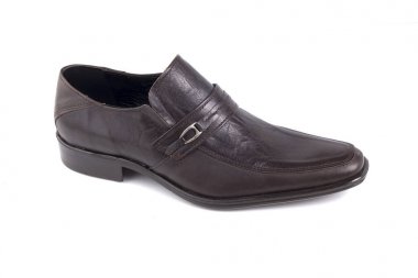 Beyaz arka plan üzerinde erkek kahverengi deri ayakkabı