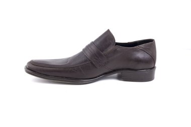 Beyaz arka plan üzerinde erkek kahverengi deri ayakkabı