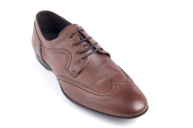 Beyaz arka plan üzerinde erkek kahverengi deri ayakkabı