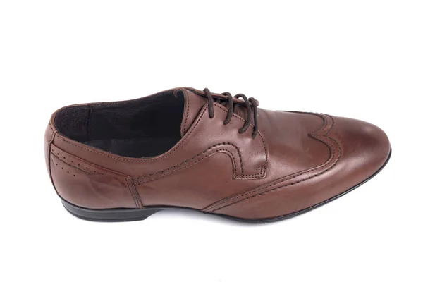 Zapato de cuero marrón masculino sobre fondo blanco — Foto de Stock