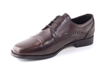 Beyaz arka plan üzerinde erkek kahverengi deri ayakkabı