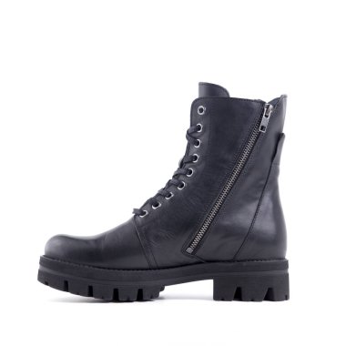 Beyaz arka plan üstünde kadın siyah deri çizme