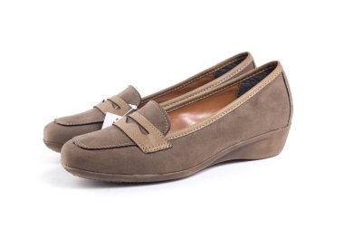 Beyaz arka plan üzerinde kadın kahverengi deri ayakkabı