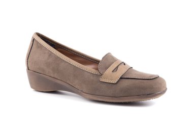 Beyaz arka plan üzerinde kadın kahverengi deri ayakkabı