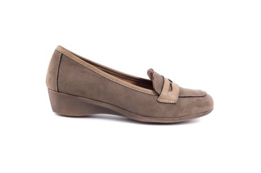 Beyaz arka plan üzerinde kadın kahverengi deri ayakkabı