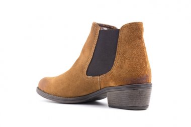 Beyaz arka plan üstünde kadın kahverengi deri çizme