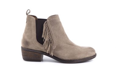 Beyaz arka plan üstünde kadın kahverengi deri çizme