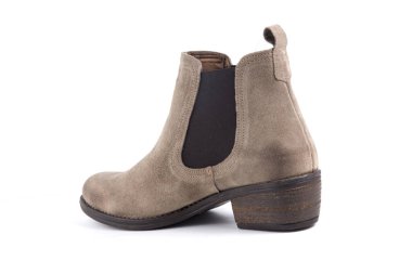 Beyaz arka plan üstünde kadın kahverengi deri çizme