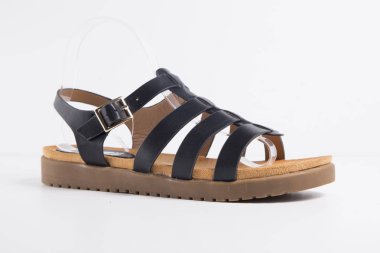 Kadın siyah ve kahverengi deri sandalet beyaz arka plan üzerinde