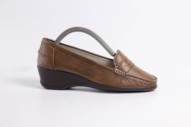 Beyaz arka plan üzerinde kadın kahverengi deri ayakkabı