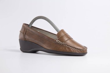 Beyaz arka plan üzerinde kadın kahverengi deri ayakkabı