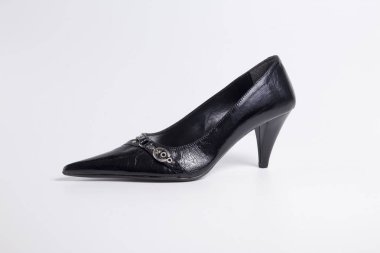 Beyaz arka planda siyah deri kadın ayakkabı