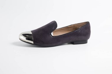 Beyaz arka planda siyah deri kadın ayakkabı