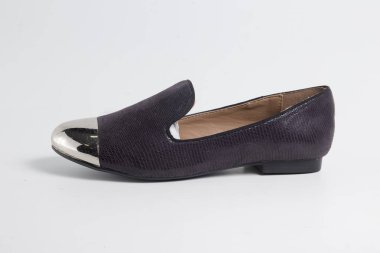 Beyaz arka planda siyah deri kadın ayakkabı