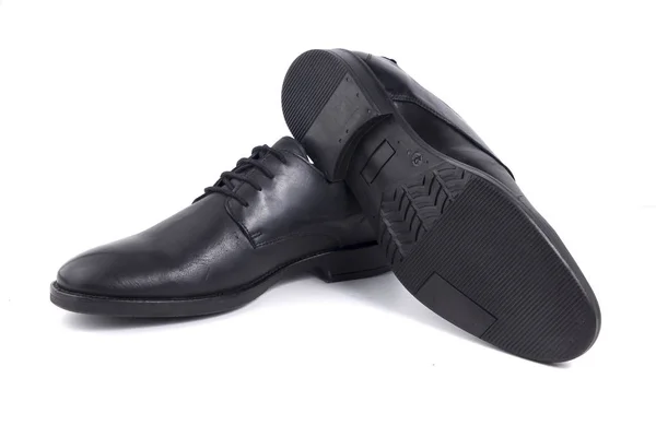 Zapato de cuero negro masculino sobre fondo blanco — Foto de Stock