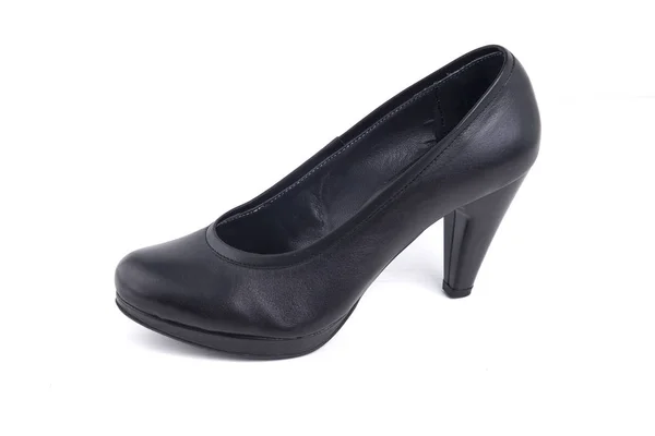 Zapato de cuero negro femenino sobre fondo blanco —  Fotos de Stock