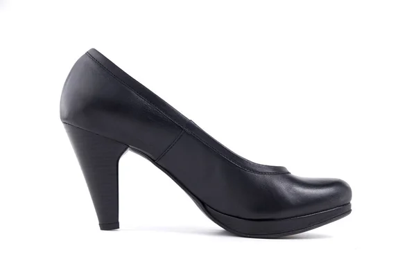 Sapato de couro preto feminino no fundo branco — Fotografia de Stock