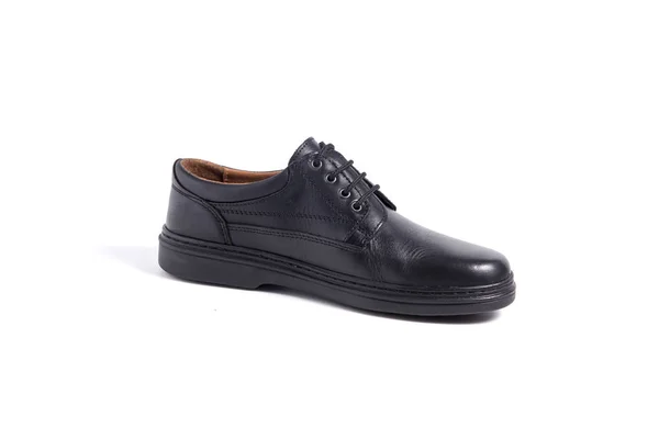 Zapato de cuero negro masculino sobre fondo blanco —  Fotos de Stock
