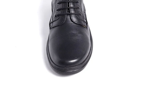 Мужская черная кожаная обувь на белом фоне — стоковое фото