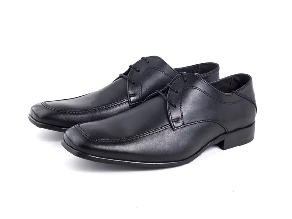 Zapato de cuero negro masculino sobre fondo blanco —  Fotos de Stock