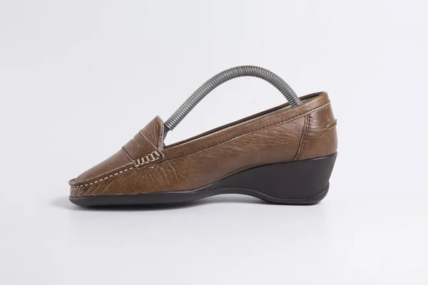 Женская коричневая кожаная обувь на белом фоне — стоковое фото