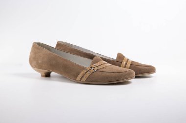 Beyaz arka plan üzerinde kadın kahverengi deri ayakkabı