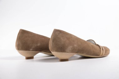 Beyaz arka plan üzerinde kadın kahverengi deri ayakkabı