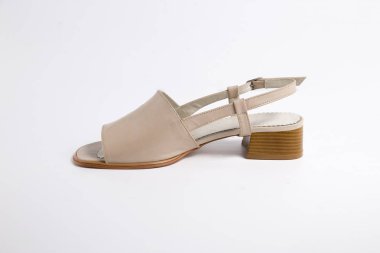 Beyaz arka plan üzerinde kadın kahverengi deri sandalet