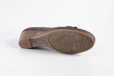 Beyaz arka plan üzerinde kadın kahverengi deri ayakkabı