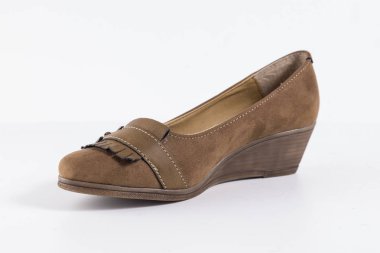 Beyaz arka plan üzerinde kadın kahverengi deri ayakkabı