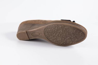 Beyaz arka plan üzerinde kadın kahverengi deri ayakkabı