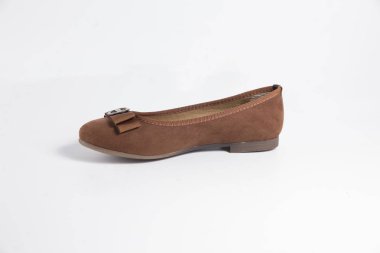 Beyaz arka plan üzerinde kadın kahverengi deri ayakkabı