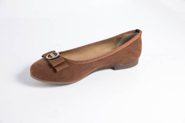 Beyaz arka plan üzerinde kadın kahverengi deri ayakkabı