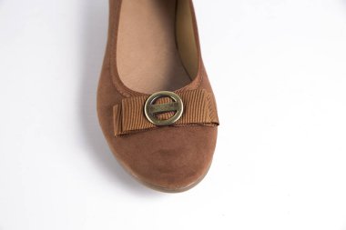 Beyaz arka plan üzerinde kadın kahverengi deri ayakkabı