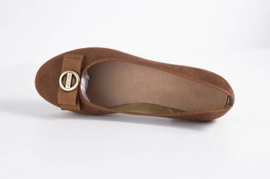 Beyaz arka plan üzerinde kadın kahverengi deri ayakkabı