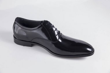 Kadın siyah deri ayakkabı.