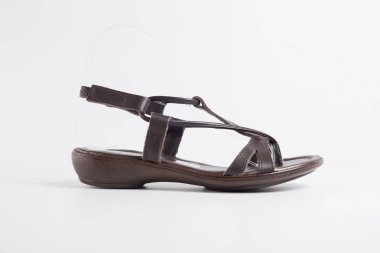 Beyaz arka plan üzerinde kadın kahverengi deri sandalet