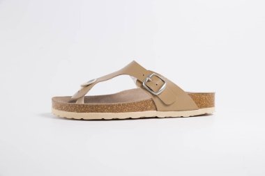 Beyaz arka plan üzerinde kadın kahverengi deri terlik