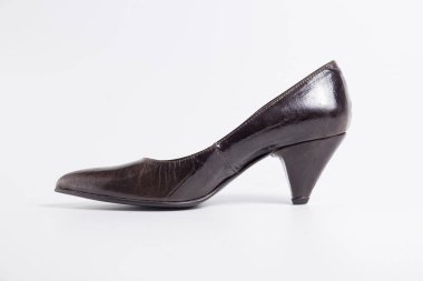 Beyaz arka plan üzerinde kadın kahverengi deri ayakkabı