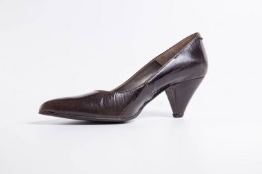 Beyaz arka plan üzerinde kadın kahverengi deri ayakkabı