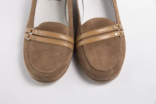 Chaussures en cuir marron femelle sur fond blanc — Photo