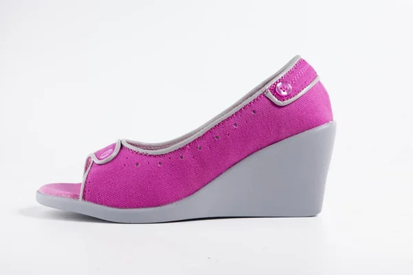 Жіноче рожеве взуття на білому тлі — стокове фото